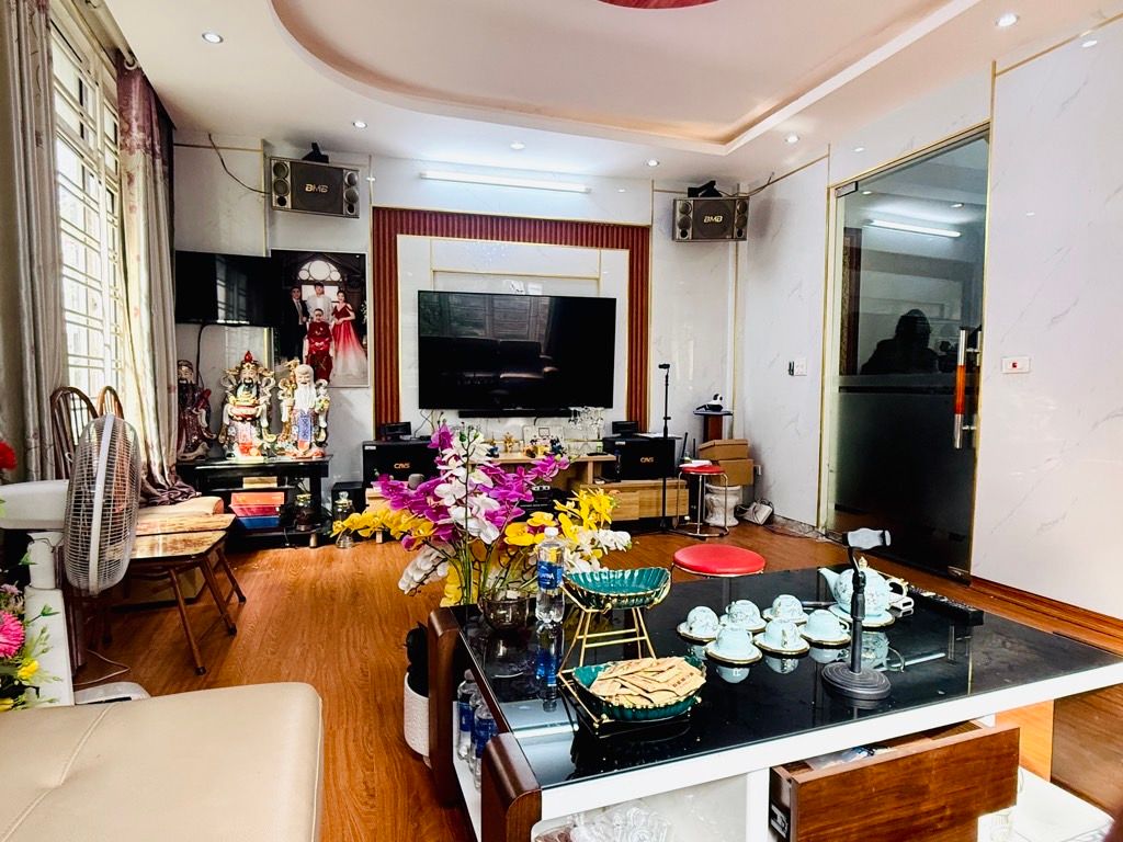 Bán nhà Quỳnh Mai - diện tích 42m2 5 tầng - lô góc kinh doanh - giá 19,9 tỷ