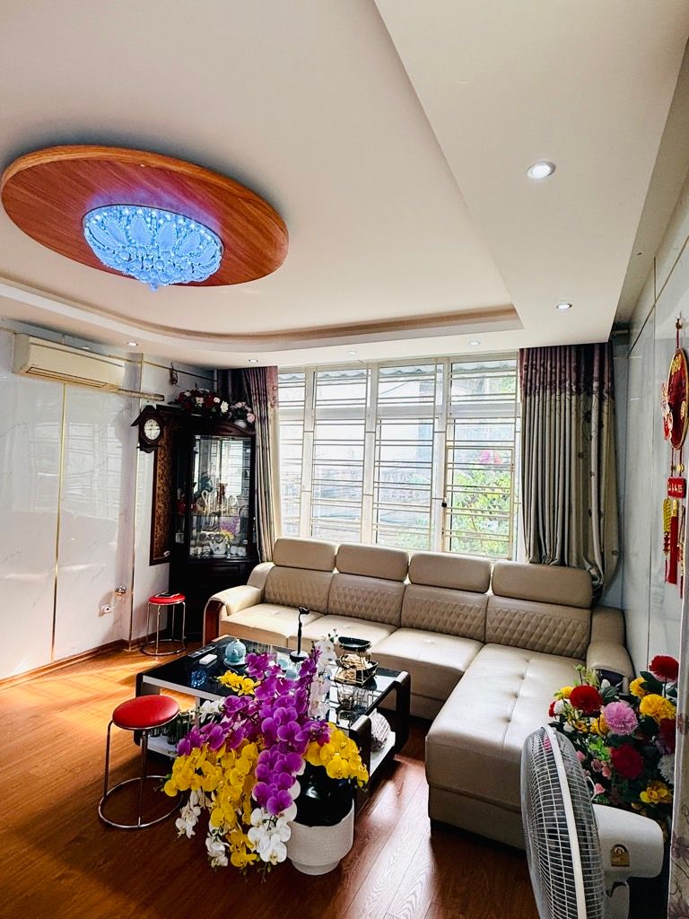 Bán nhà Quỳnh Mai - diện tích 42m2 5 tầng - lô góc kinh doanh - giá 19,9 tỷ