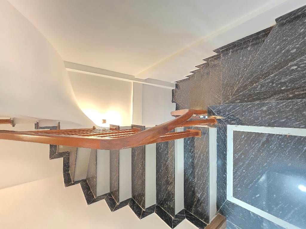 Bán nhà Định Công - diện tích 40m2 5 tầng - Ô tô đỗ cửa - giá 9,8 tỷ