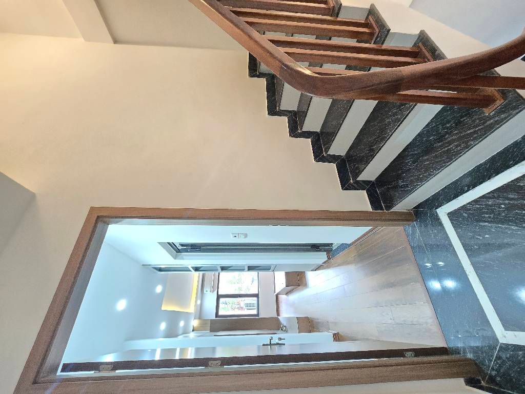 Bán nhà Định Công - diện tích 40m2 5 tầng - Ô tô đỗ cửa - giá 9,8 tỷ