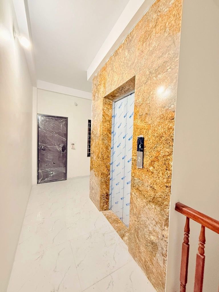 Bán nhà Nguyễn Khoái - diện tích 81m2 6 tầng - Thang máy, ngõ thông ô tô tránh - giá 18 tỷ