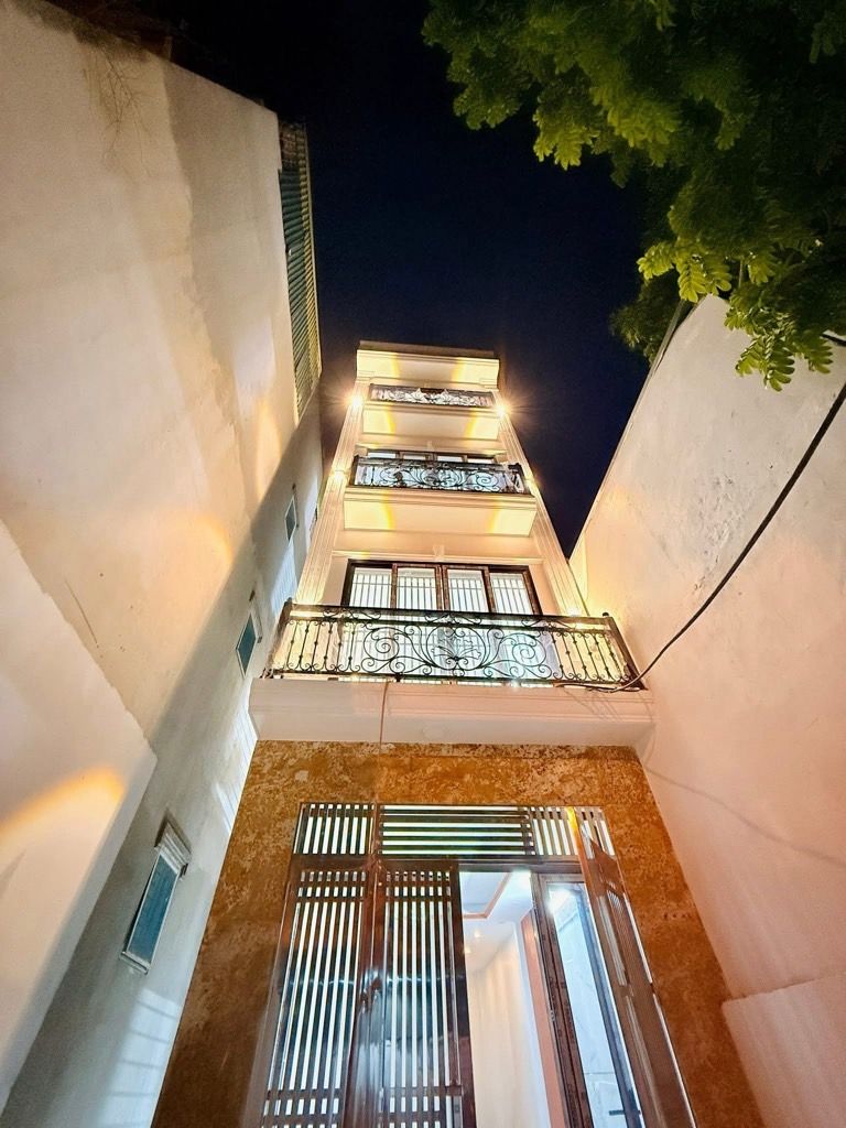 Bán nhà Nguyễn Khoái - diện tích 81m2 6 tầng - Thang máy, ngõ thông ô tô tránh - giá 18 tỷ