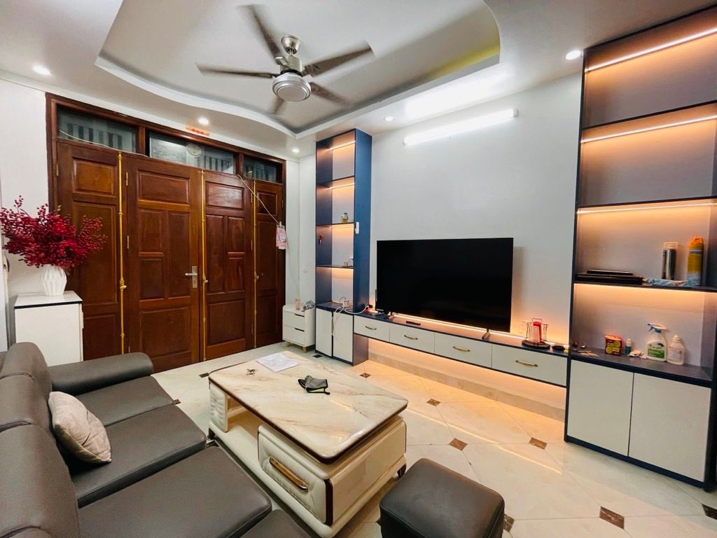 Bán nhà Định Công Thượng - diện tích 30m2 5 tầng - Ô TÔ CÁCH 15m - giá 7,5 tỷ