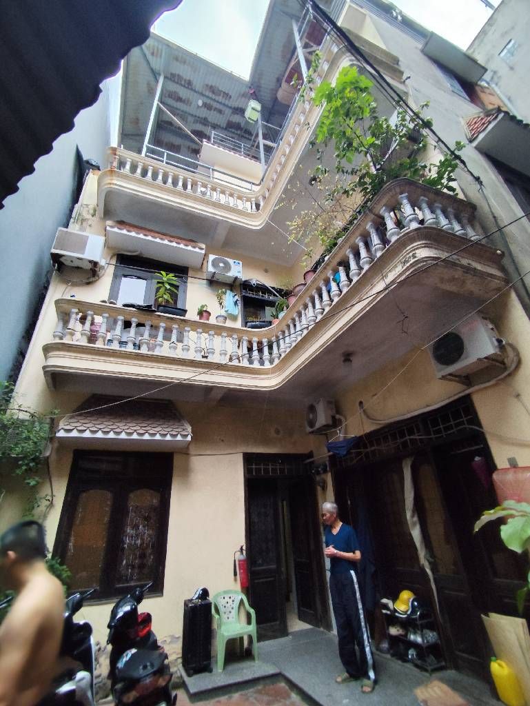 Bán nhà Hào Nam - diện tích 93.3m2 3 tầng - Nhà cũ xác định bán đất - giá 19,3 tỷ