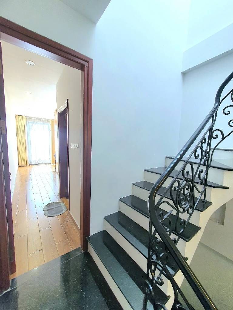 Bán nhà Nguyễn Khoái - diện tích 30.5m2 5 tầng - Mặt phố, Gara oto, vừa ở vừa kinh doanh - giá 11,6 tỷ