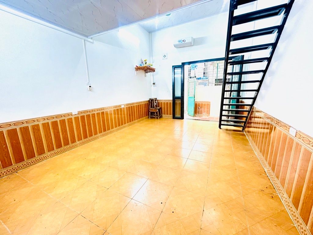 Bán nhà Nguyễn Khoái - diện tích 40m2 2 tầng - Đủ công năng - giá 4,5 tỷ