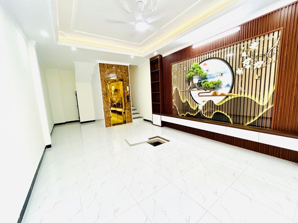 Bán nhà Vĩnh Hưng - diện tích 41.8m2 5 tầng - Gara ô tô, thang máy - giá 13,5 tỷ