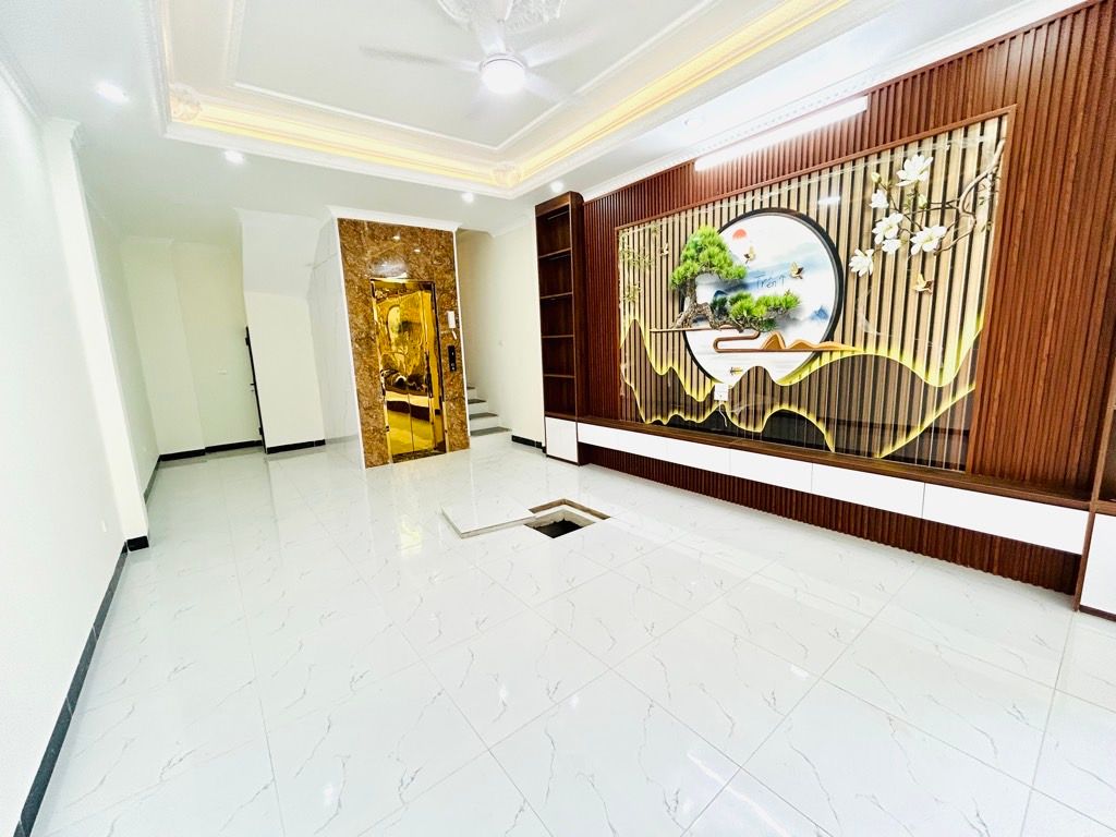 Bán nhà Vĩnh Hưng - diện tích 41.8m2 5 tầng - Gara ô tô, thang máy - giá 13,5 tỷ