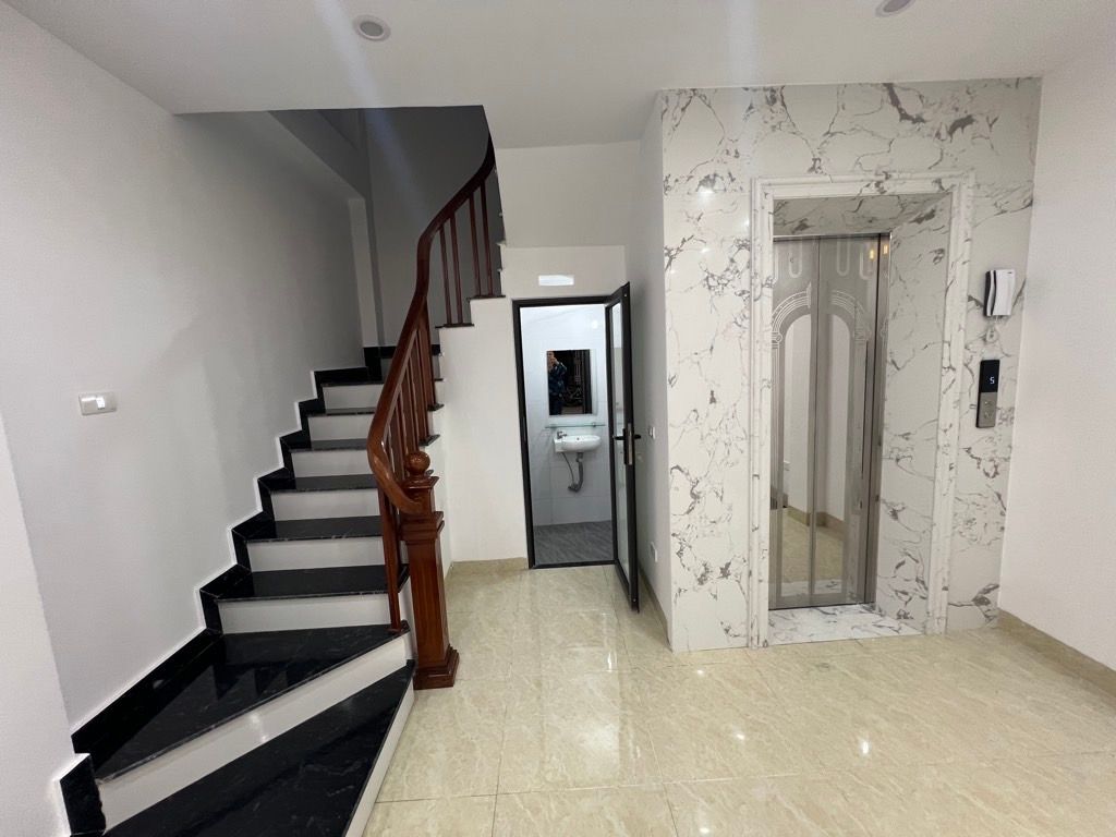 Bán nhà Định Công Hạ - diện tích 31.6m2 7 tầng - Ô TÔ GẦN - giá 9,5 tỷ