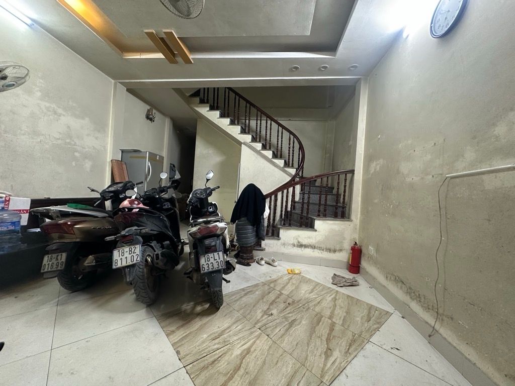 Bán nhà Quan Nhân - diện tích 32,5m2 5 tầng - Ô TÔ TRÁNH - giá 7,9 tỷ