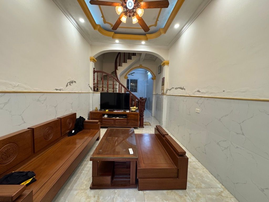 Bán nhà Đại Từ - diện tích 42.2m2 4 tầng - Nhà thuộc ngõ, gần hồ Linh Đàm - giá 11 tỷ