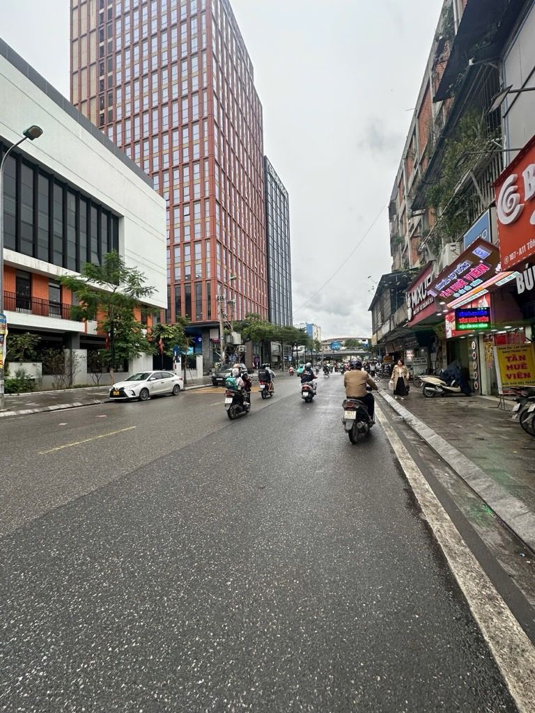 Bán nhà Tôn Thất Tùng - diện tích 35m2 1 tầng - Mặt phố kinh doanh bất chấp ngày đêm - giá 15,8 tỷ