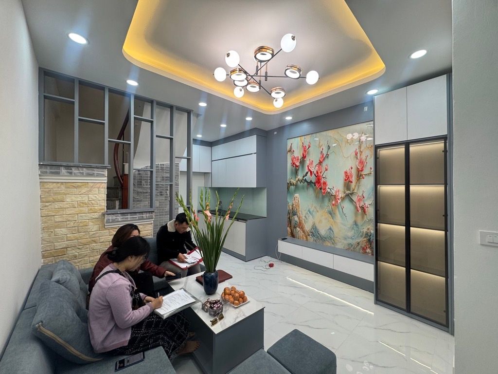 Bán Nhà Hồng Mai, HBT: 5 Tầng Mới Đẹp – Cách Phố 15m – Kinh Doanh Online – Giá 8.39 Tỷ