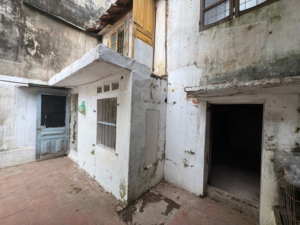 Bán nhà Tân Mai - diện tích 55m2 2 tầng - ô tô đỗ trong nhà - giá 5,8 tỷ