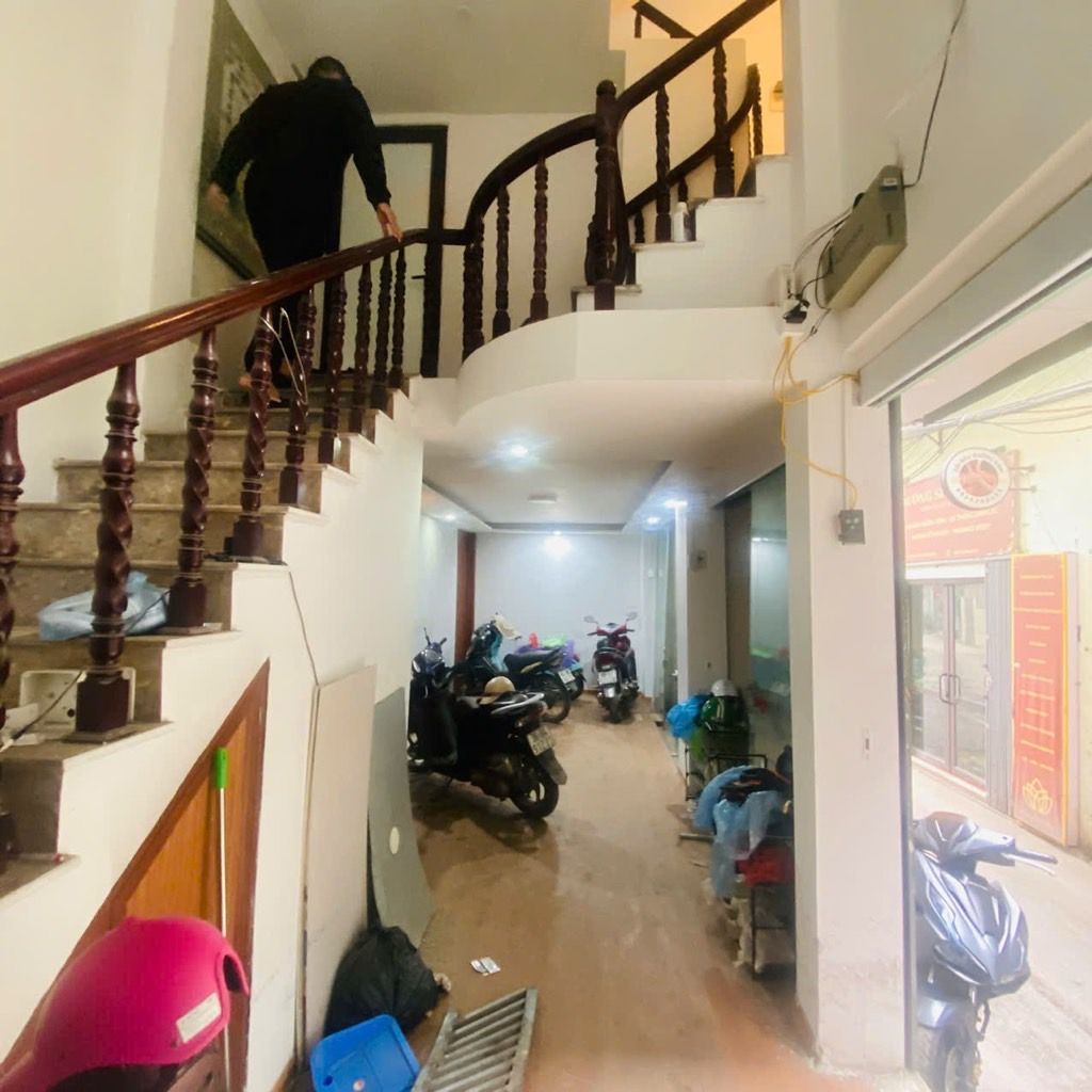 Bán nhà Vĩnh Hưng - diện tích 40m2 5 tầng - ô tô 7 chỗ qua nhà - giá 6,8 tỷ