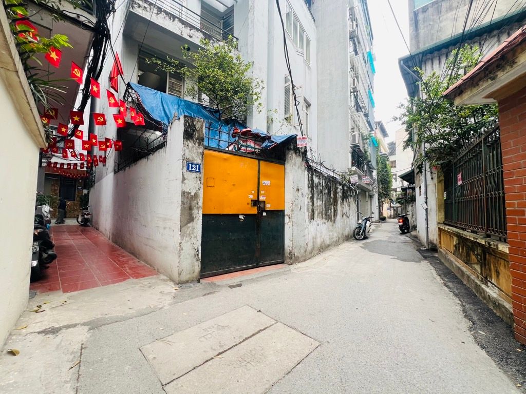 Bán nhà Giáp Bát - diện tích 117.6m2 4 tầng - Lô góc, phù hợp xây căn hộ dịch vụ - giá 19 tỷ