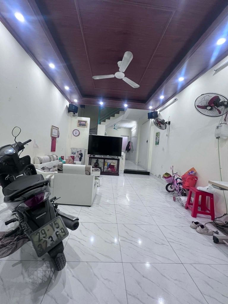 Bán nhà Hưng Phúc - diện tích 63,5m2 2 tầng - mặt ngõ ba gác - giá 5 tỷ