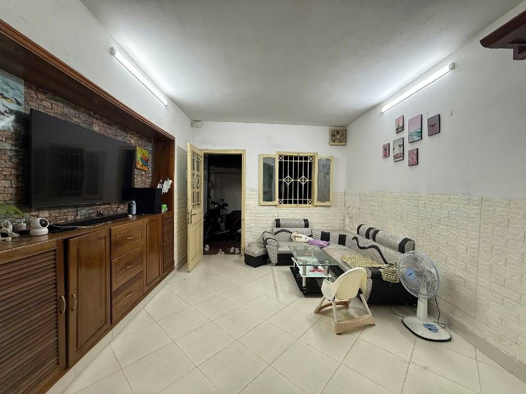 Bán nhà Định Công Hạ - diện tích 35.5m2 2 tầng - Ngõ ô tô đỗ cửa - giá 2,45 tỷ