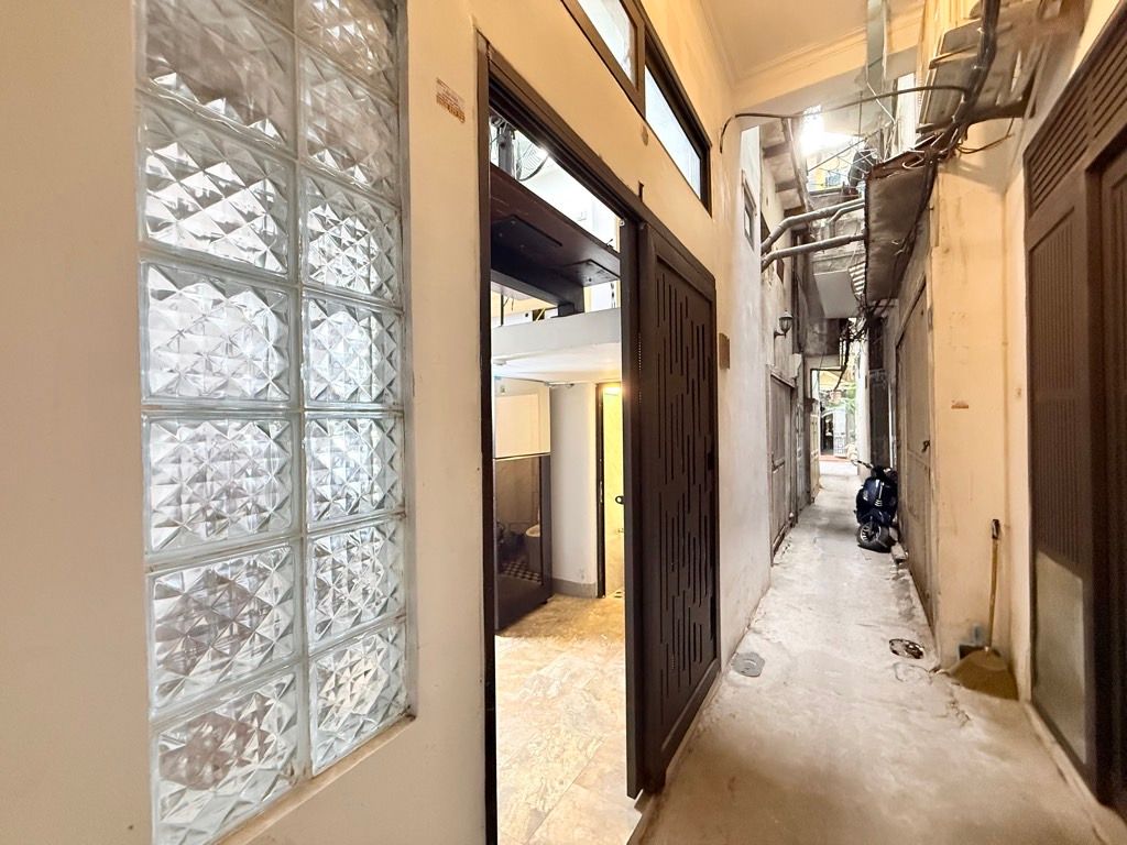 Bán nhà Hồng Mai - diện tích 12m2 6 tầng - Ngõ thông ba bước ra phố - giá 3,1 tỷ