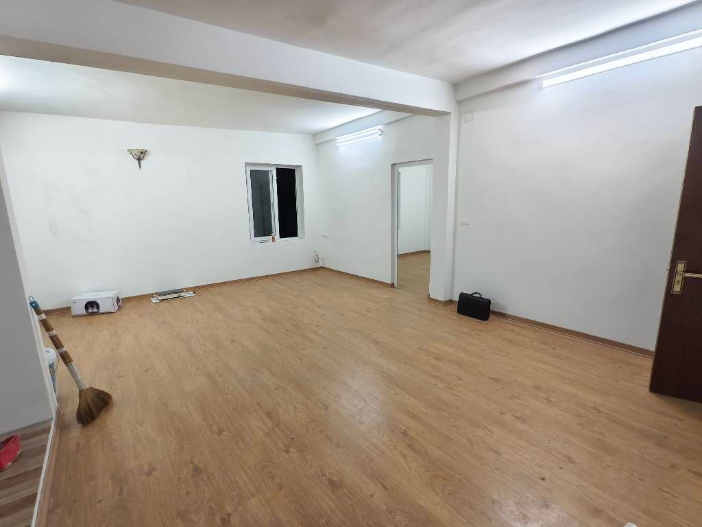 Bán nhà Chùa Láng - diện tích 40.2m2 1 tầng - Tập thể mặt phố - giá 5,8 tỷ