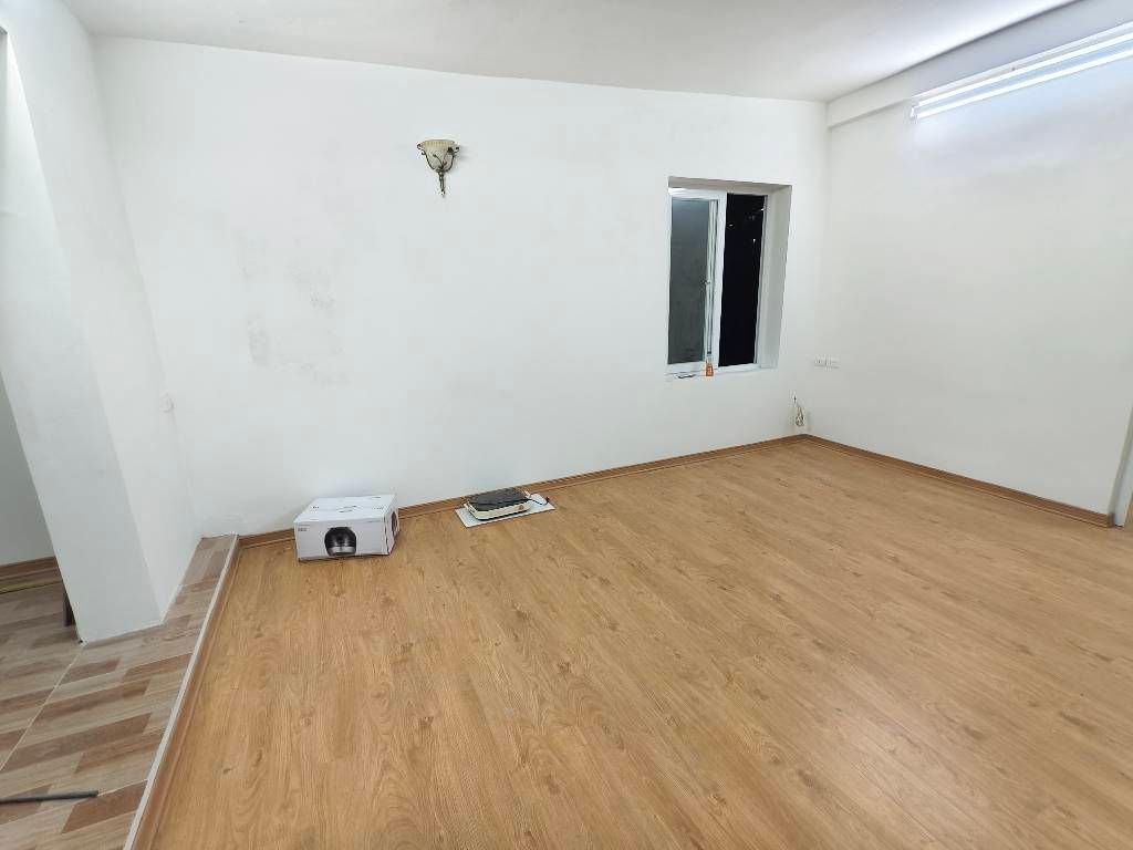 Bán nhà Chùa Láng - diện tích 40.2m2 1 tầng - Tập thể mặt phố - giá 5,8 tỷ