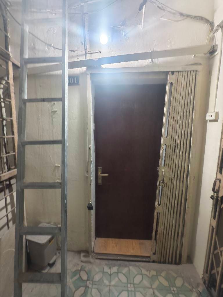 Bán nhà Chùa Láng - diện tích 40.2m2 1 tầng - Tập thể mặt phố - giá 5,8 tỷ