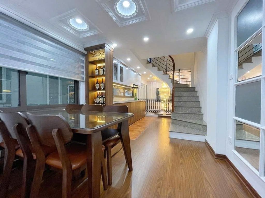 Bán nhà Giáp Nhất - diện tích 36m2 5 tầng - Ô tô su cóc đỗ cửa - giá 11,25 tỷ