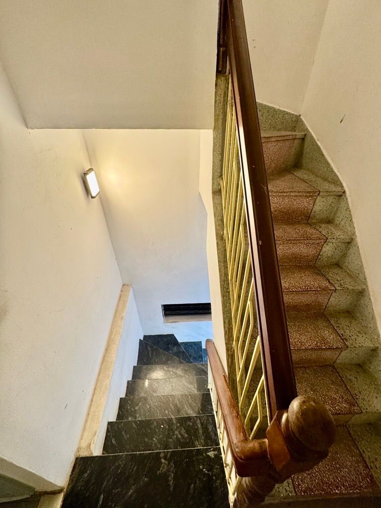 Bán nhà Trung Tả - diện tích 33.7m2 5 tầng - Lô góc, mặt ngõ thông - giá 8,6 tỷ