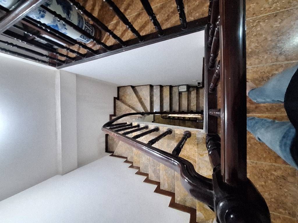 Bán nhà Thái Thịnh - diện tích 26.3m2 5 tầng - Mặt tiền rộng, nhà dân xây khung cột chắc chắn - giá 10 tỷ