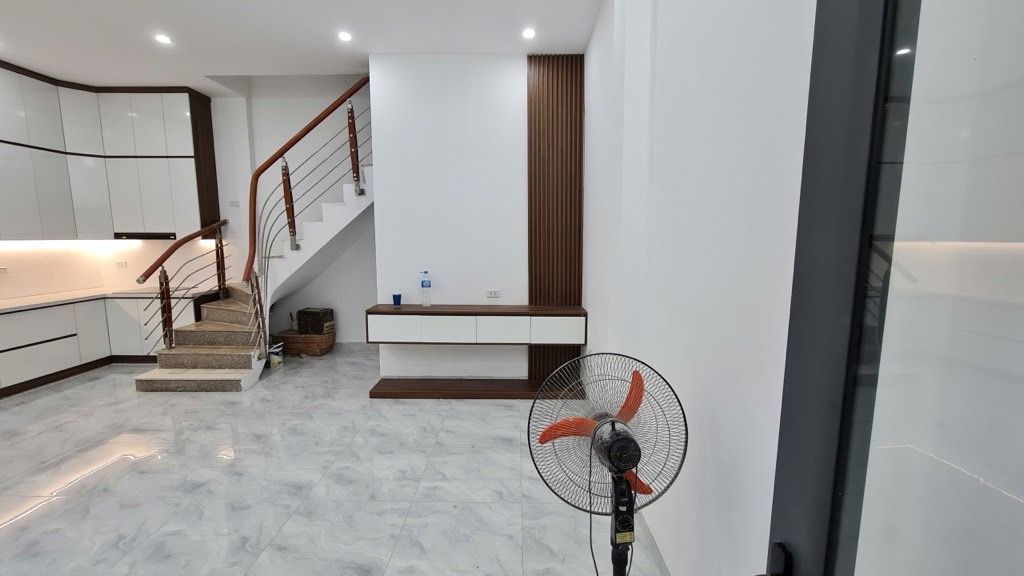 Bán nhà Nguyễn Xiển - diện tích 152m2 3 tầng - Đất xen kẹt - giá 10,6 tỷ