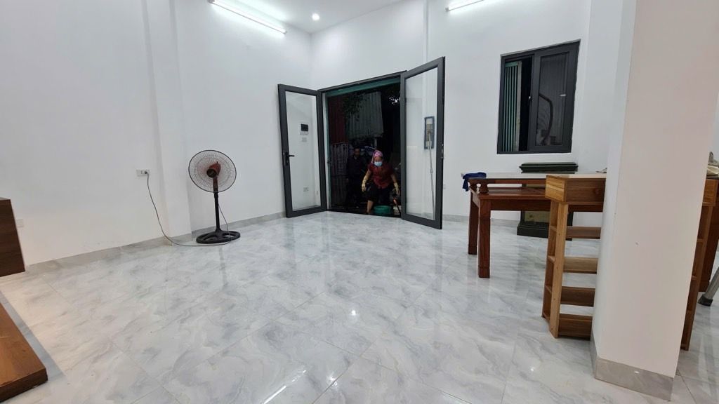 Bán nhà Nguyễn Xiển - diện tích 152m2 3 tầng - Đất xen kẹt - giá 10,6 tỷ