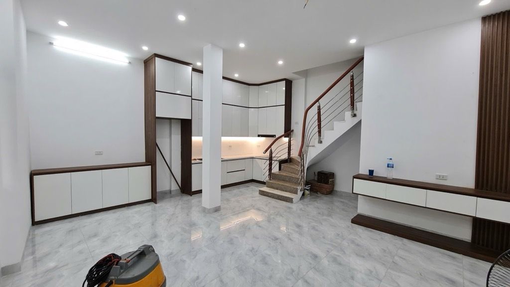 Bán nhà Nguyễn Xiển - diện tích 152m2 3 tầng - Đất xen kẹt - giá 10,6 tỷ