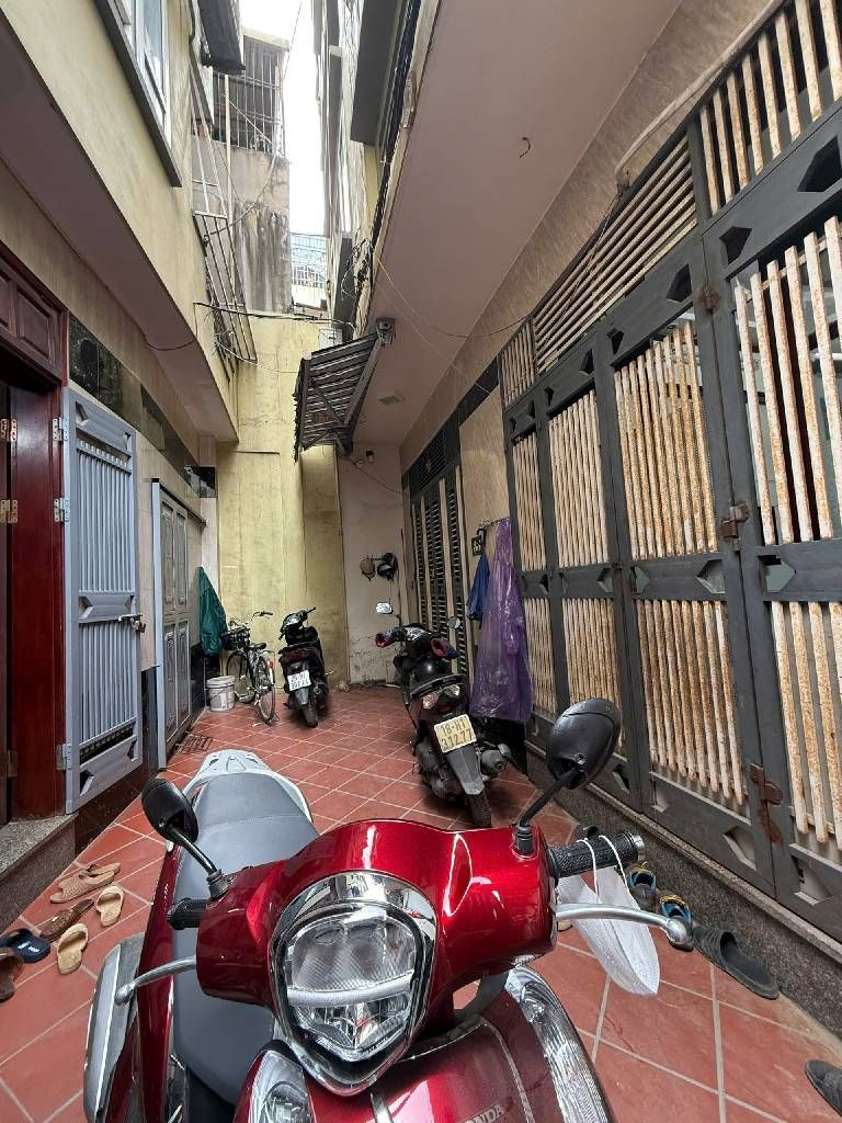 Bán nhà Nguyễn Chính - diện tích 30m2 5 tầng - ô tô tránh - giá 7,45 tỷ