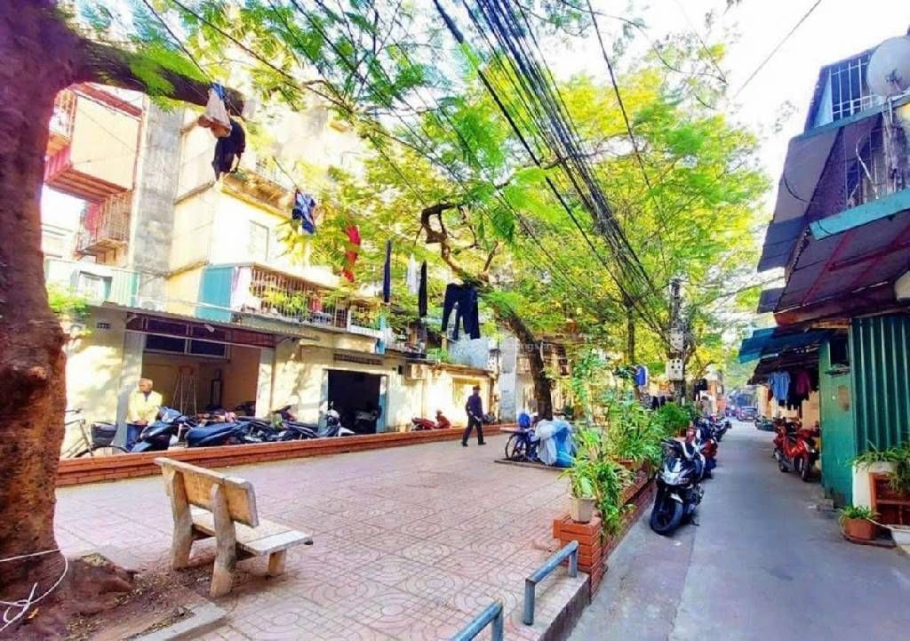 Bán nhà Phố 8/3 - diện tích 25m2 4 tầng - Nhà tập thể tầng 4 view sân chơi thoáng mát - giá 1,2 tỷ