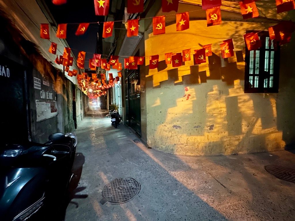 Bán nhà Lãng Yên - diện tích 42.6m2 5 tầng - Lô góc 2 mặt ngõ - giá 15 tỷ