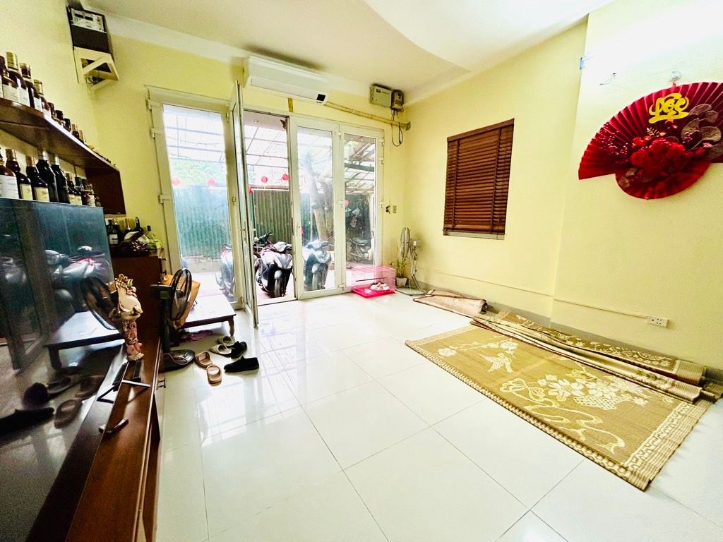 Bán nhà Pháo Đài Láng - diện tích 52.3m2 5 tầng - Nhà dân xây chắc chắn - giá 17,5 tỷ