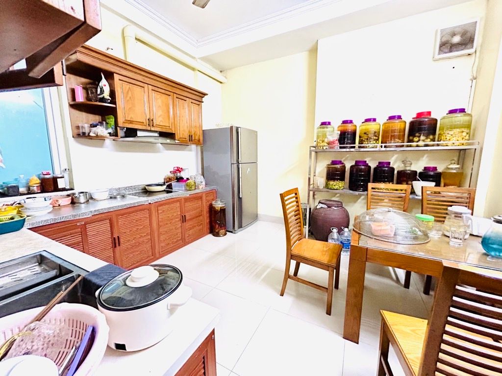 Bán nhà Pháo Đài Láng - diện tích 52.3m2 5 tầng - Nhà dân xây chắc chắn - giá 17,5 tỷ