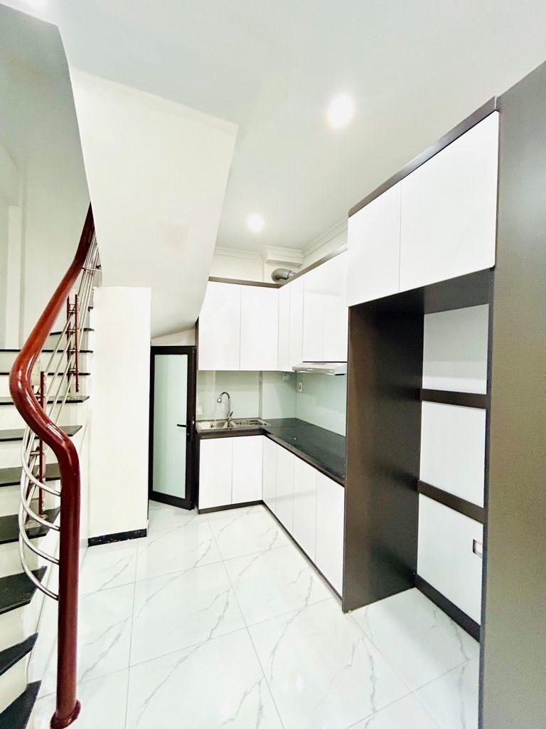 Bán nhà Lĩnh Nam - diện tích 30m2 5 tầng - Nhà mới kính koong, xây độc lập - giá 6,8 tỷ