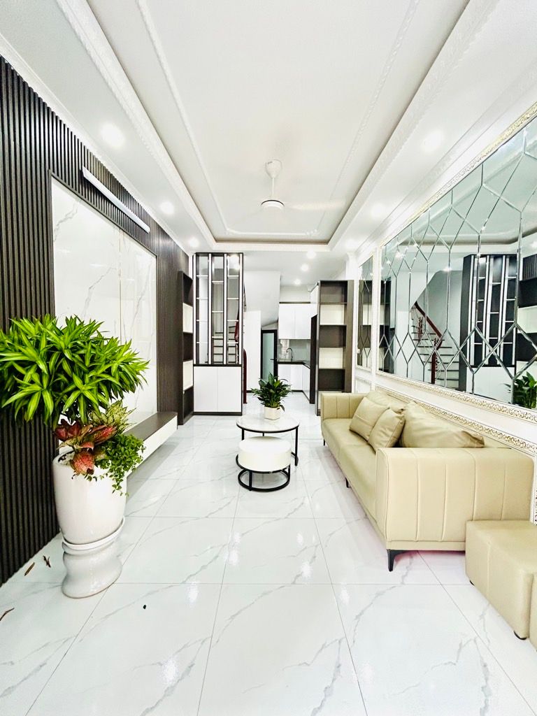 Bán nhà Lĩnh Nam - diện tích 30m2 5 tầng - Nhà mới kính koong, xây độc lập - giá 6,8 tỷ