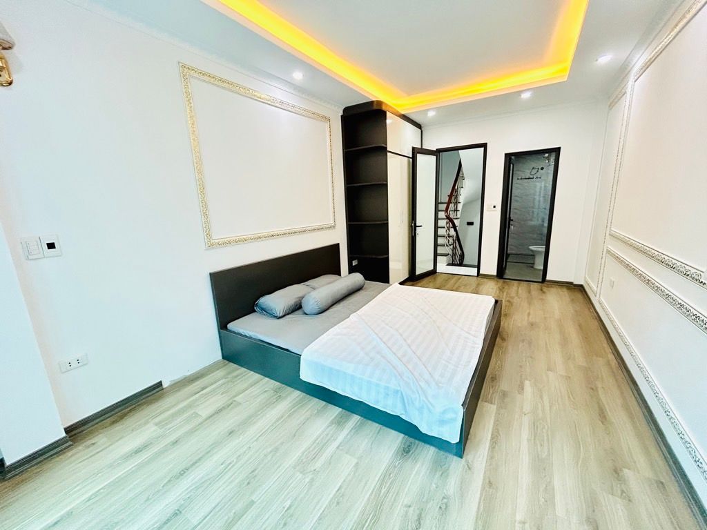 Bán nhà Lĩnh Nam - diện tích 30m2 5 tầng - Nhà mới kính koong, xây độc lập - giá 6,8 tỷ