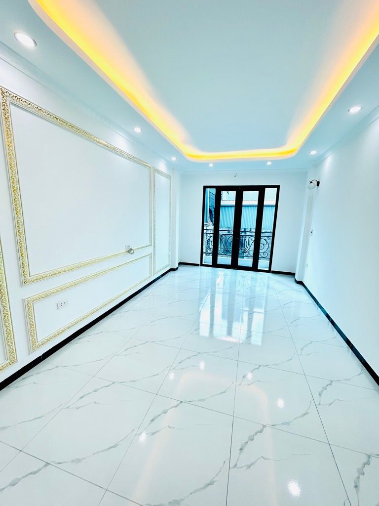 Bán nhà Lĩnh Nam - diện tích 30m2 5 tầng - Nhà mới kính koong, xây độc lập - giá 6,8 tỷ