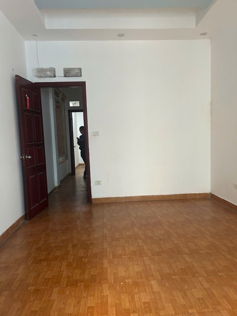 Bán nhà Đường Láng - diện tích 49m2 4 tầng - nhà khung cốt chắc chắn - giá 12 tỷ