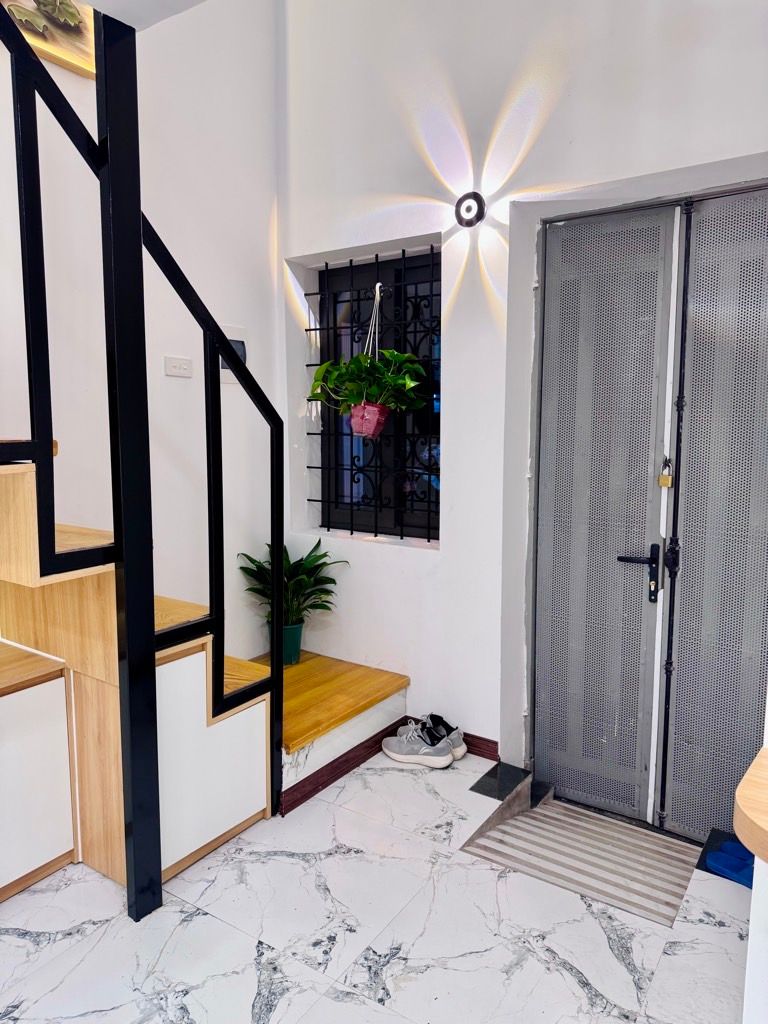 Bán nhà Vũ Hữu - diện tích 20,5m2 4 tầng - Ngõ 2,2m thông kinh doanh - giá 5,5 tỷ