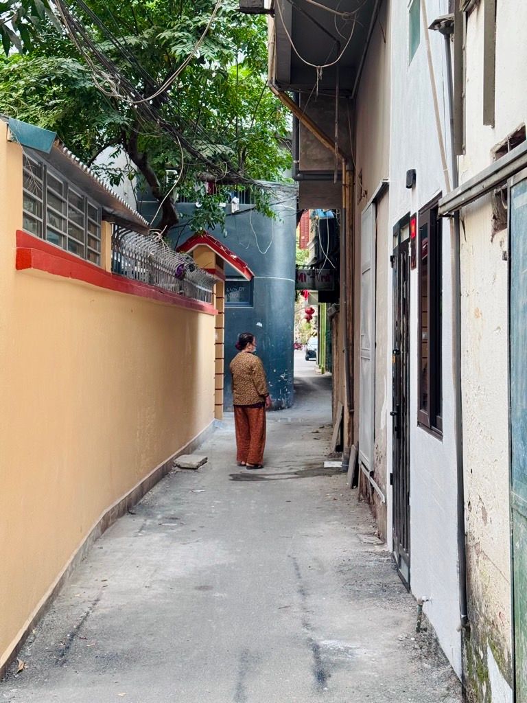 Bán nhà Vũ Hữu - diện tích 20,5m2 4 tầng - Ngõ 2,2m thông kinh doanh - giá 5,5 tỷ