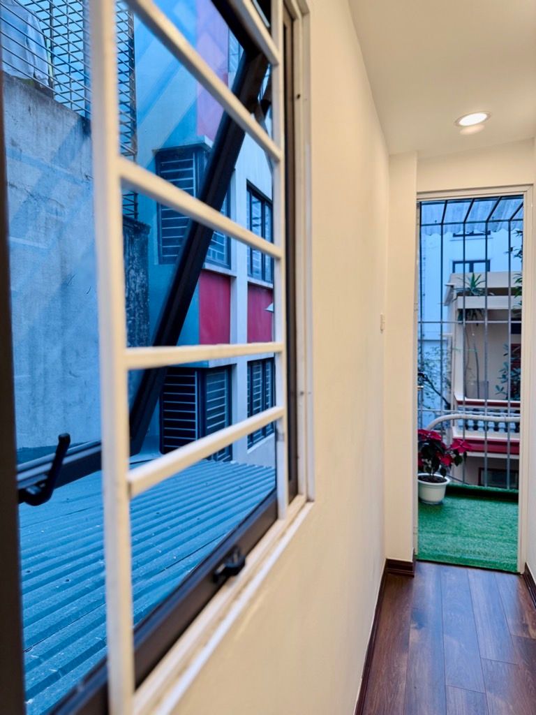 Bán nhà Vũ Hữu - diện tích 20,5m2 4 tầng - Ngõ 2,2m thông kinh doanh - giá 5,5 tỷ