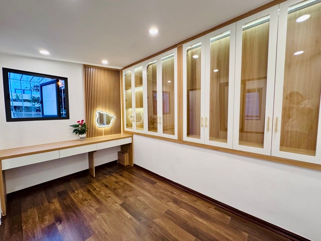 Bán nhà Vũ Hữu - diện tích 20,5m2 4 tầng - Ngõ 2,2m thông kinh doanh - giá 5,5 tỷ