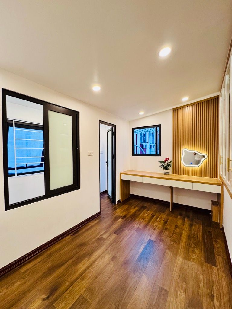 Bán nhà Vũ Hữu - diện tích 20,5m2 4 tầng - Ngõ 2,2m thông kinh doanh - giá 5,5 tỷ