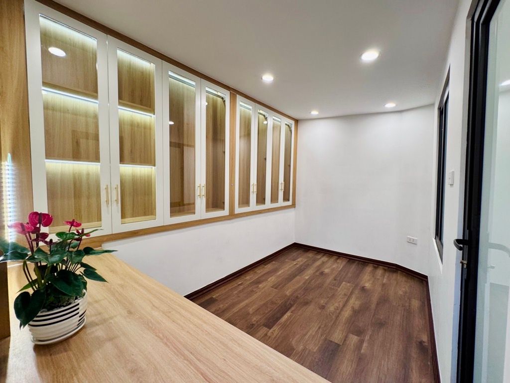 Bán nhà Vũ Hữu - diện tích 20,5m2 4 tầng - Ngõ 2,2m thông kinh doanh - giá 5,5 tỷ