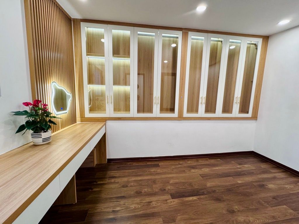 Bán nhà Vũ Hữu - diện tích 20,5m2 4 tầng - Ngõ 2,2m thông kinh doanh - giá 5,5 tỷ