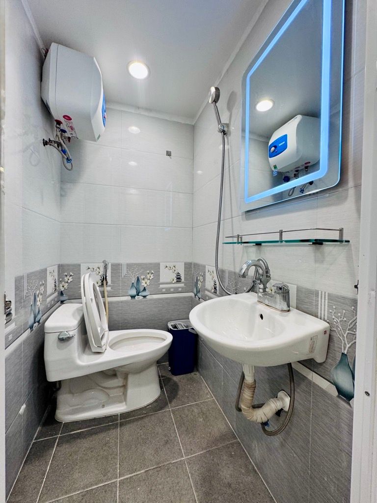 Bán nhà Vũ Hữu - diện tích 20,5m2 4 tầng - Ngõ 2,2m thông kinh doanh - giá 5,5 tỷ